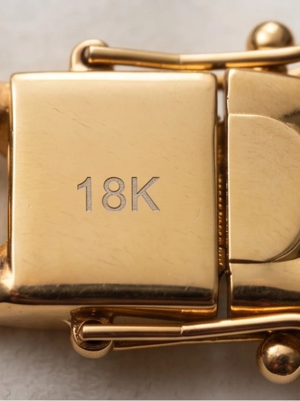 18K Gold Figaro/Curb Link Bracelet - Polished Yellow Gold size 8.5 inch